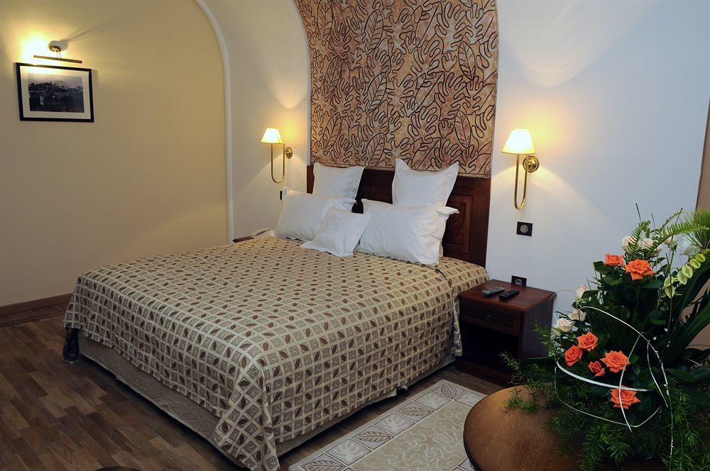 Grand Hotel Villa De France Tanger Exterior foto A bedroom in the hotel
